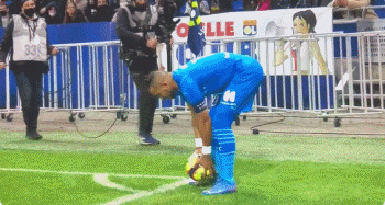 C罗挑战机器人守门员，射门频频被挡出，最后抓住漏洞进球