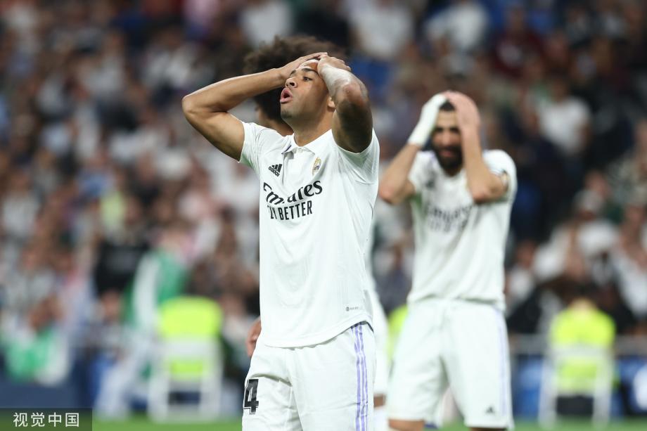 表达崇高敬意，重庆铜梁龙向李章洙赠送冲超纪念球衣